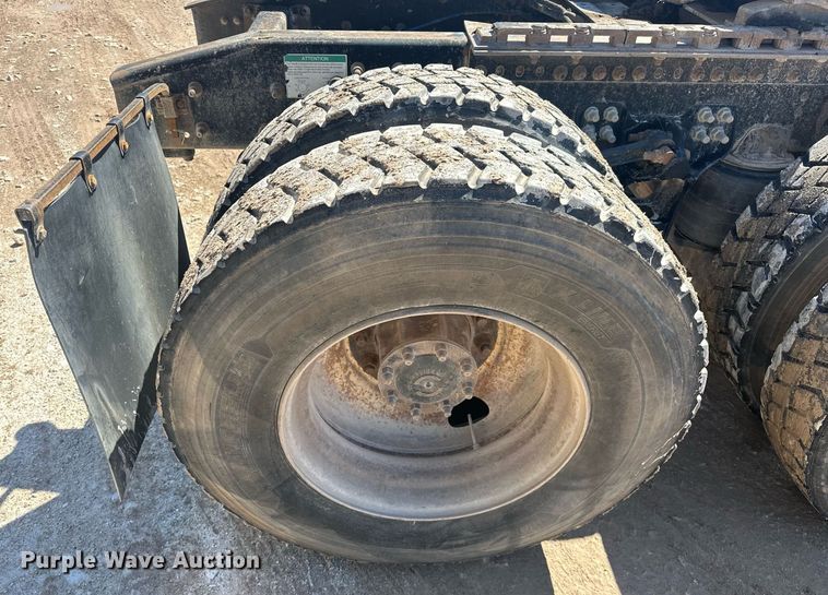 image for item EJ8676 2007 Freightliner FLD120 semi truck