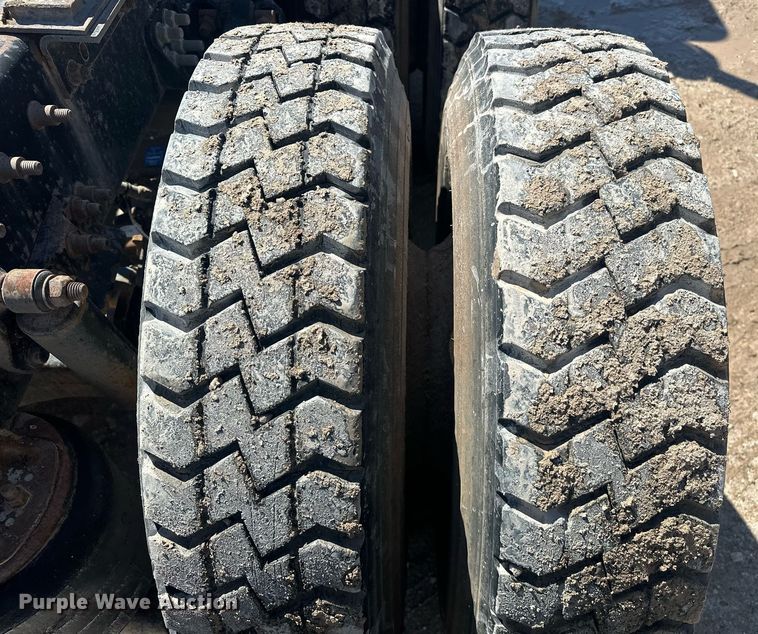 image for item EJ8676 2007 Freightliner FLD120 semi truck