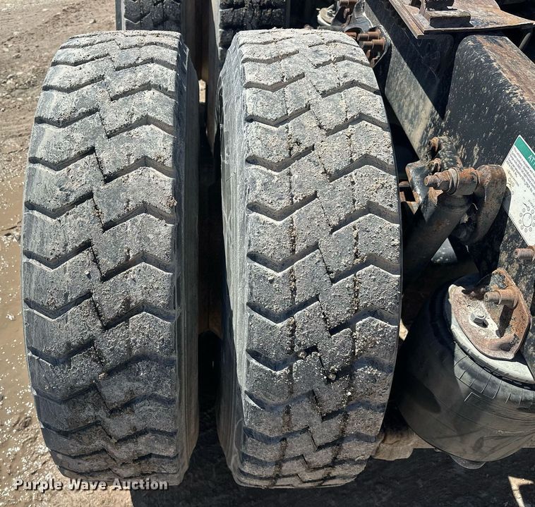 image for item EJ8676 2007 Freightliner FLD120 semi truck