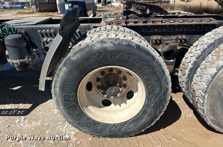 image for item EJ8676 2007 Freightliner FLD120 semi truck