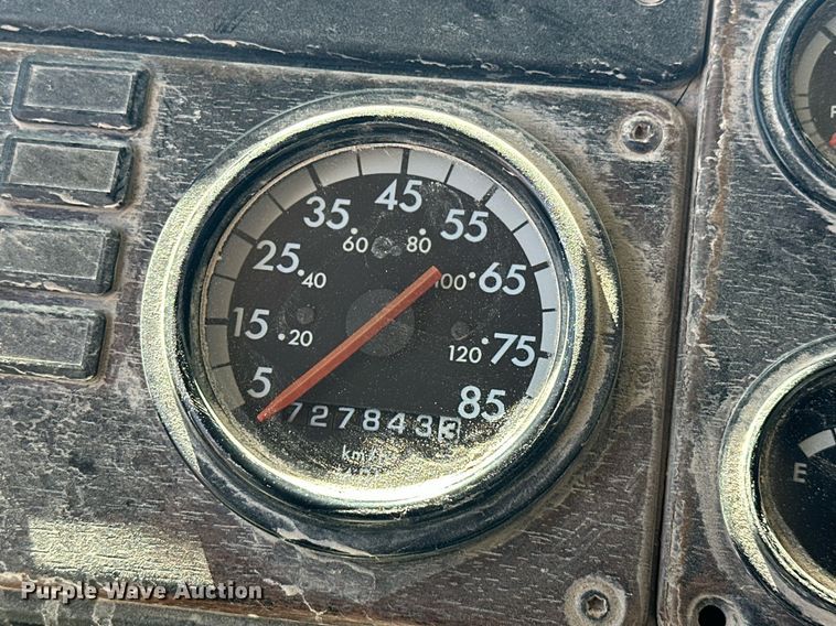 image for item EJ8676 2007 Freightliner FLD120 semi truck