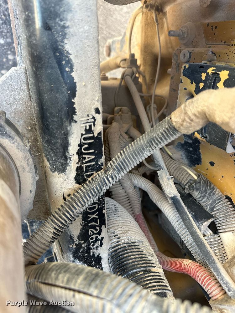 image for item EJ8676 2007 Freightliner FLD120 semi truck