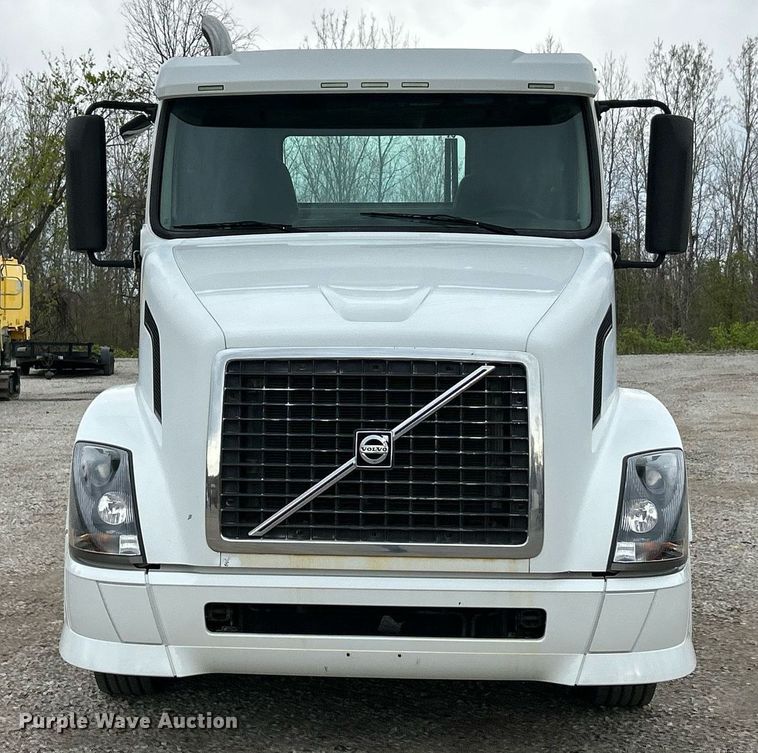 image for item EK2862 2015 Volvo VNL semi truck