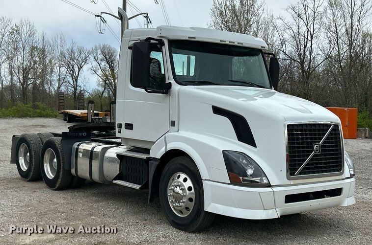 image for item EK2862 2015 Volvo VNL semi truck