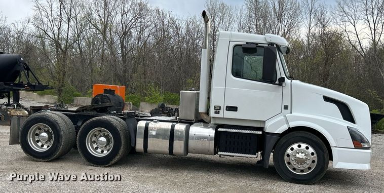 image for item EK2862 2015 Volvo VNL semi truck