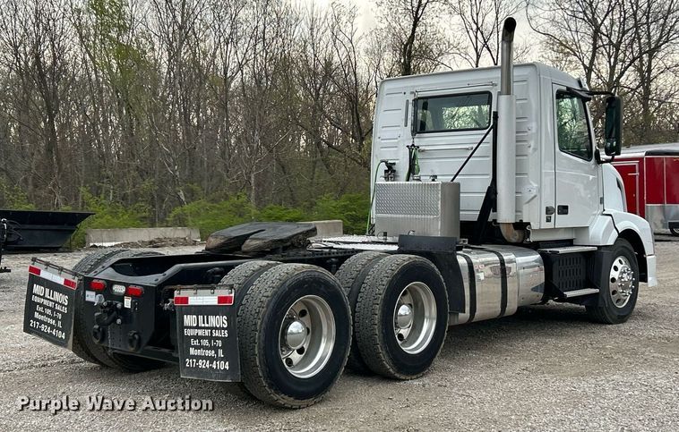 image for item EK2862 2015 Volvo VNL semi truck