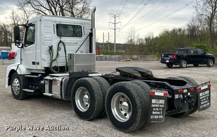 image for item EK2862 2015 Volvo VNL semi truck