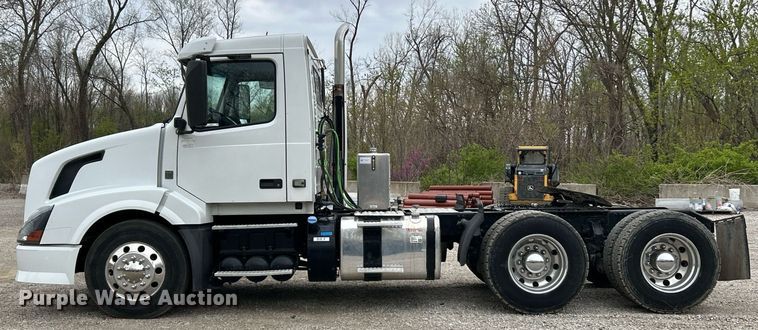 image for item EK2862 2015 Volvo VNL semi truck