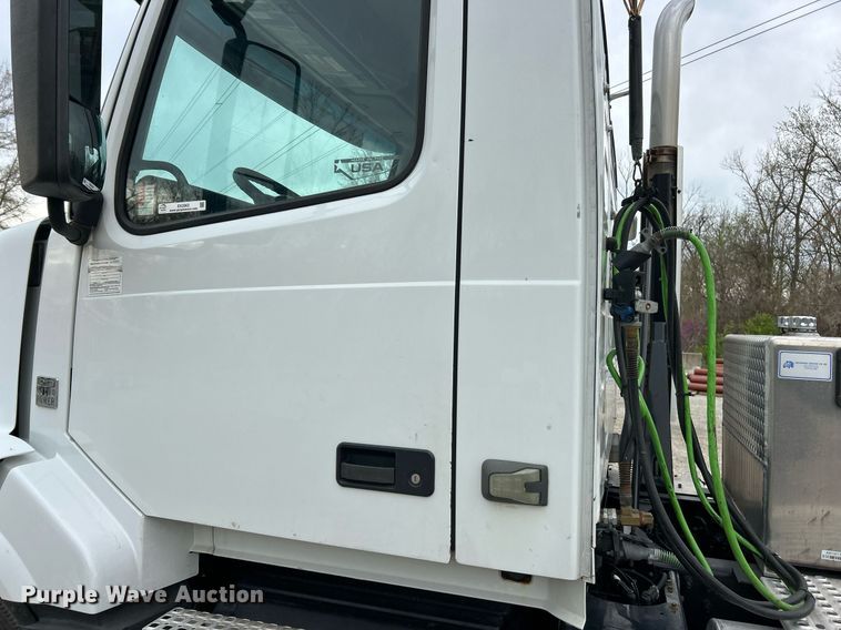 image for item EK2862 2015 Volvo VNL semi truck