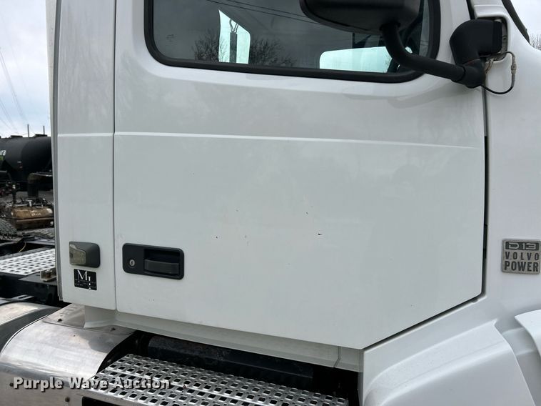 image for item EK2862 2015 Volvo VNL semi truck