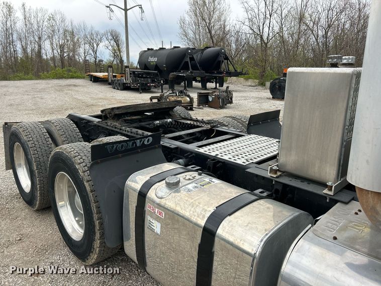 image for item EK2862 2015 Volvo VNL semi truck