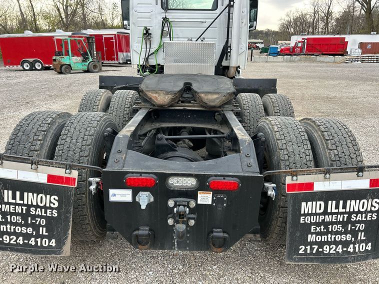 image for item EK2862 2015 Volvo VNL semi truck