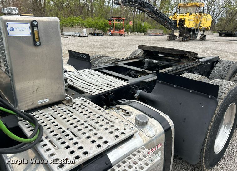 image for item EK2862 2015 Volvo VNL semi truck