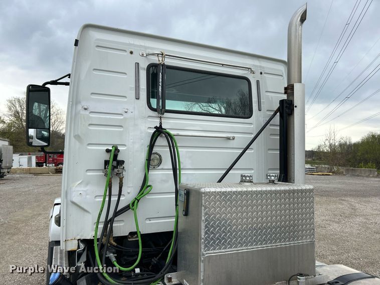 image for item EK2862 2015 Volvo VNL semi truck