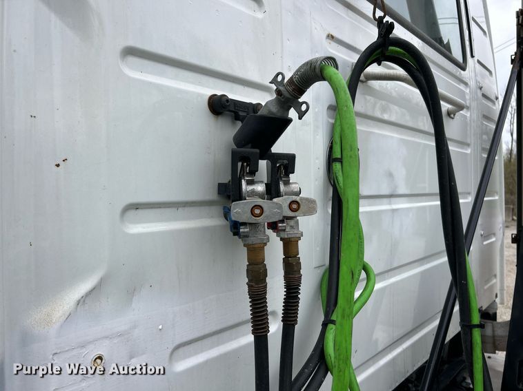 image for item EK2862 2015 Volvo VNL semi truck