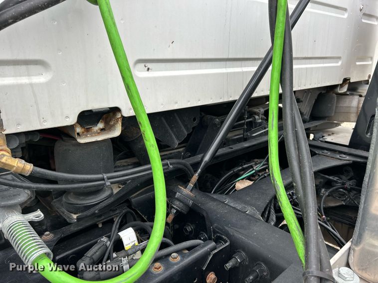 image for item EK2862 2015 Volvo VNL semi truck