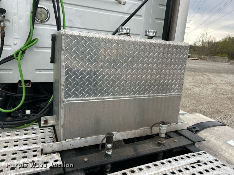 image for item EK2862 2015 Volvo VNL semi truck