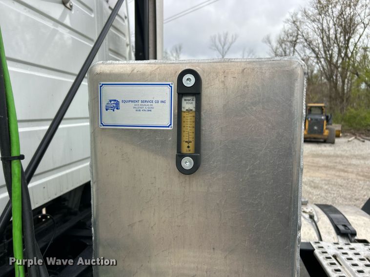 image for item EK2862 2015 Volvo VNL semi truck