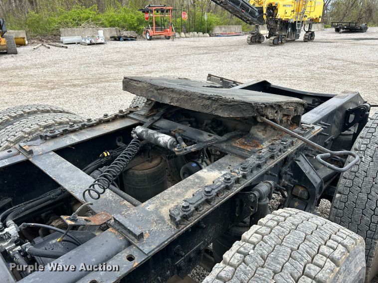 image for item EK2862 2015 Volvo VNL semi truck