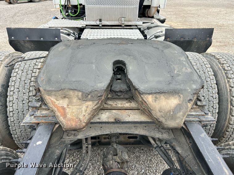 image for item EK2862 2015 Volvo VNL semi truck