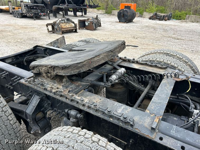 image for item EK2862 2015 Volvo VNL semi truck