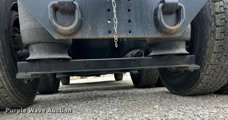 image for item EK2862 2015 Volvo VNL semi truck