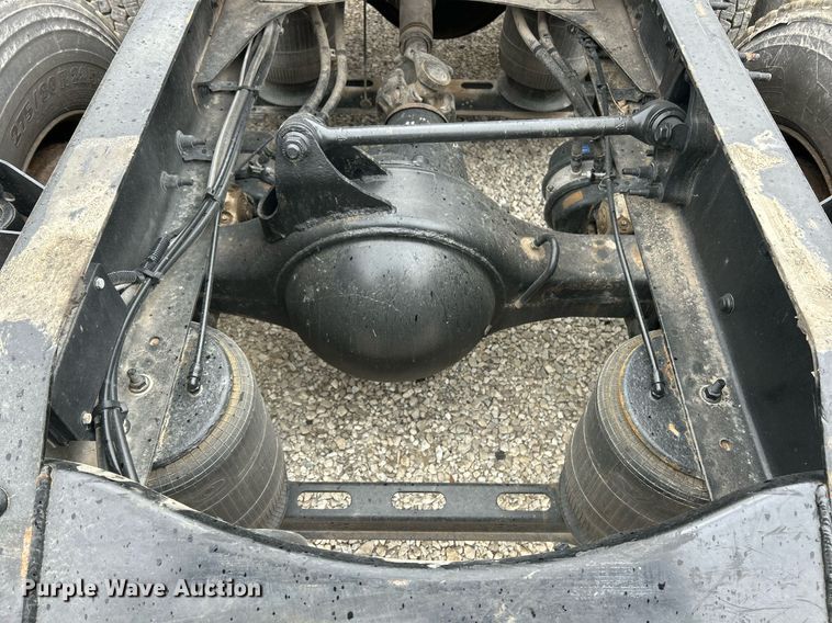 image for item EK2862 2015 Volvo VNL semi truck