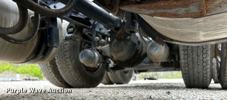 image for item EK2862 2015 Volvo VNL semi truck