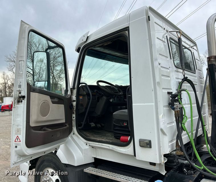 image for item EK2862 2015 Volvo VNL semi truck