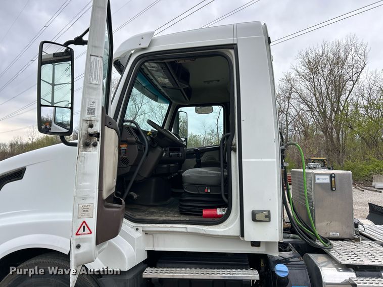 image for item EK2862 2015 Volvo VNL semi truck