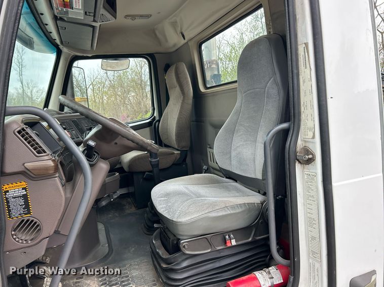 image for item EK2862 2015 Volvo VNL semi truck