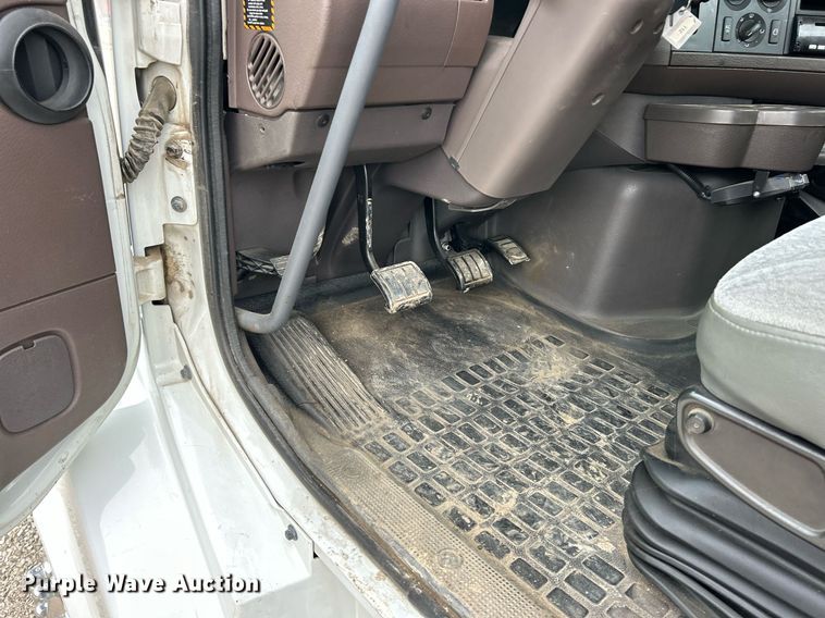 image for item EK2862 2015 Volvo VNL semi truck