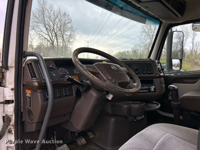 image for item EK2862 2015 Volvo VNL semi truck