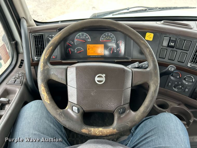 image for item EK2862 2015 Volvo VNL semi truck