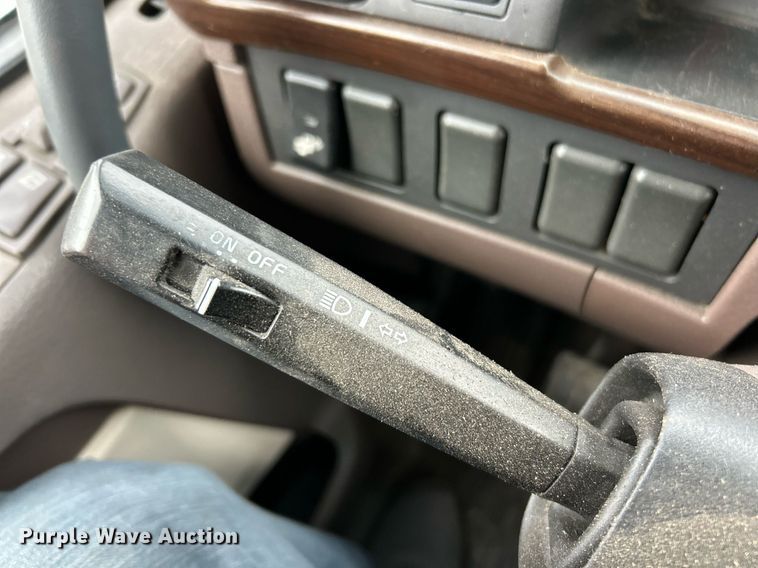 image for item EK2862 2015 Volvo VNL semi truck