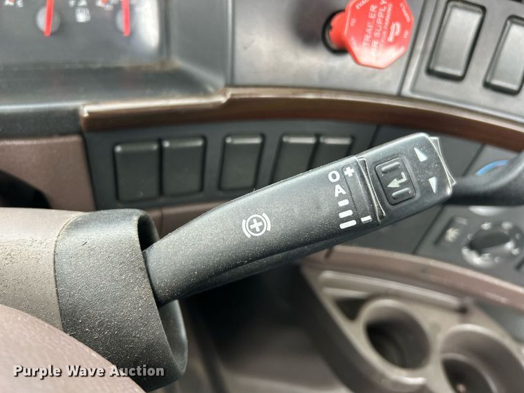 image for item EK2862 2015 Volvo VNL semi truck