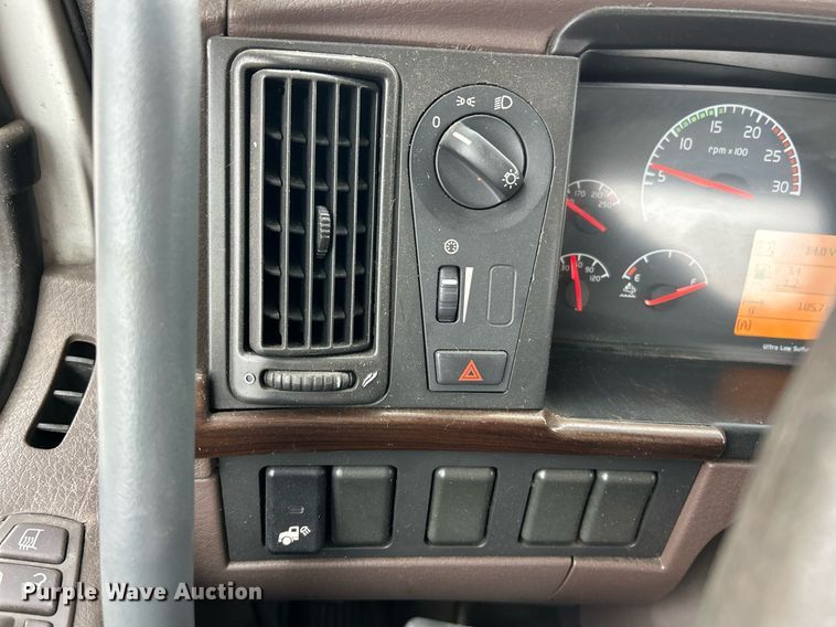 image for item EK2862 2015 Volvo VNL semi truck