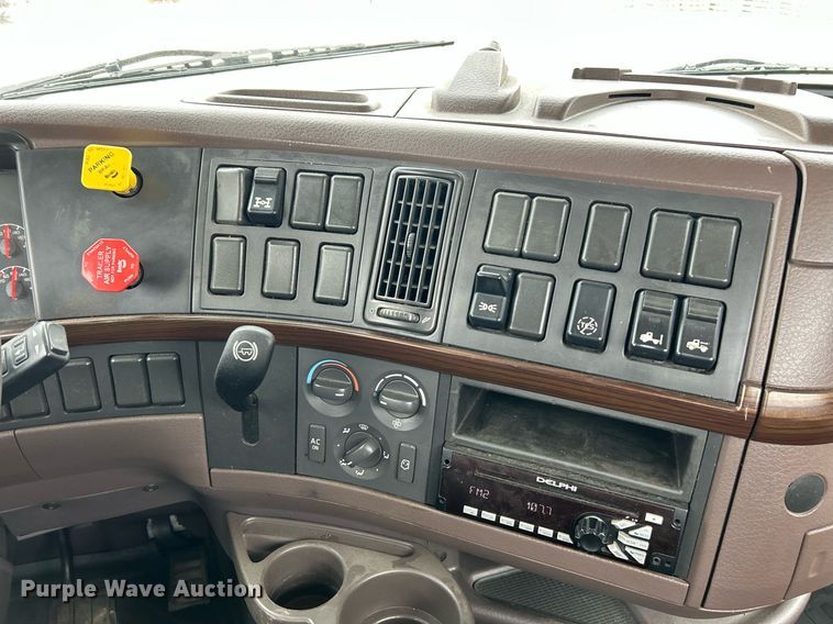 image for item EK2862 2015 Volvo VNL semi truck