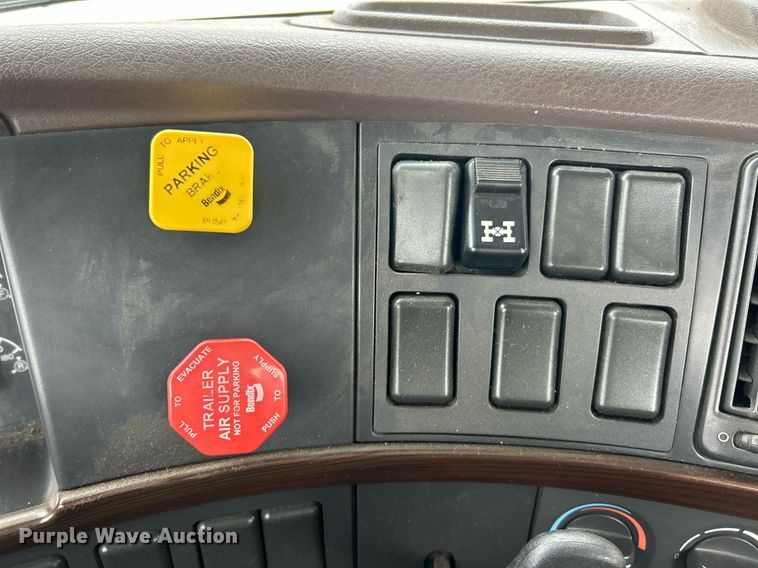 image for item EK2862 2015 Volvo VNL semi truck