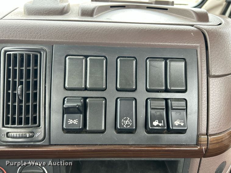 image for item EK2862 2015 Volvo VNL semi truck