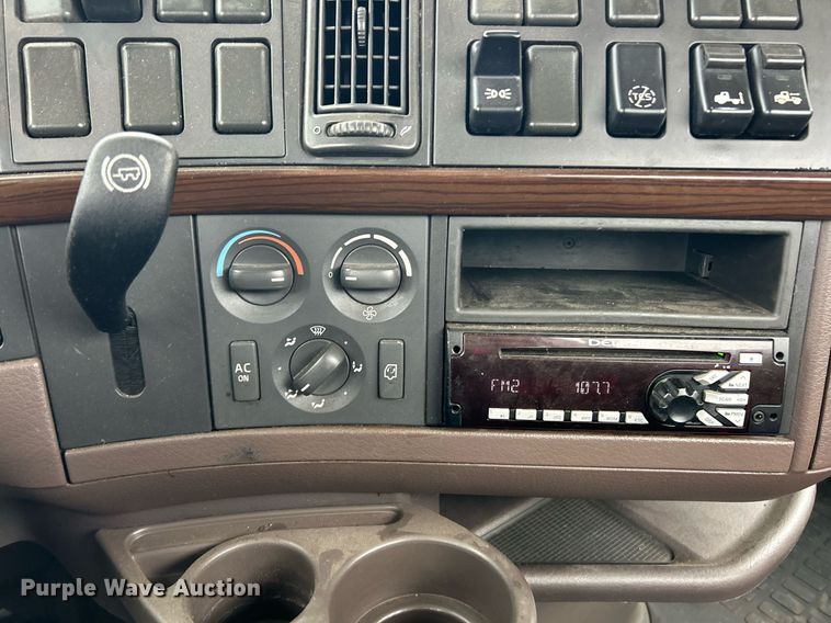 image for item EK2862 2015 Volvo VNL semi truck