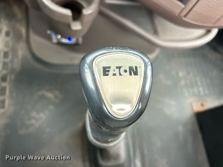 image for item EK2862 2015 Volvo VNL semi truck