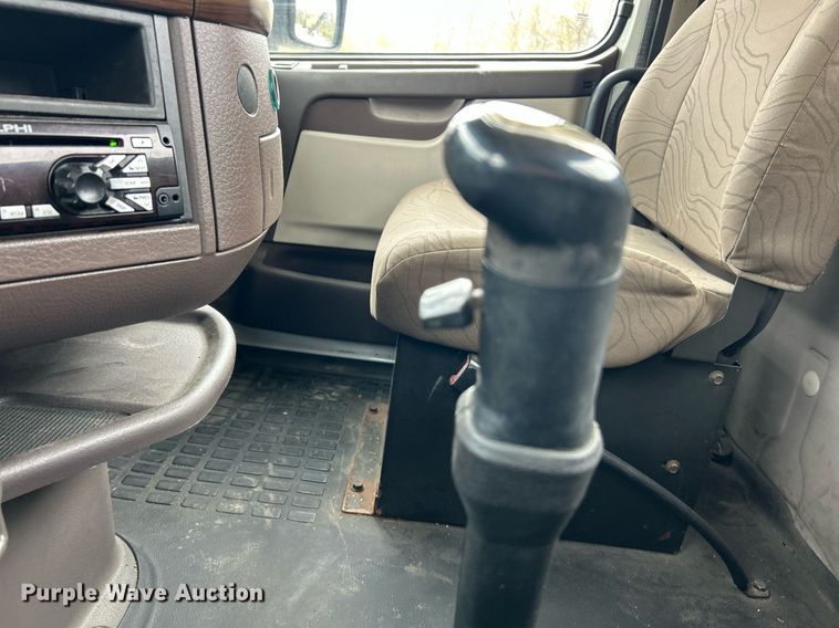 image for item EK2862 2015 Volvo VNL semi truck