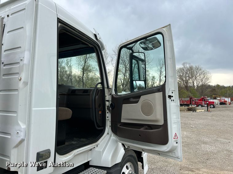 image for item EK2862 2015 Volvo VNL semi truck