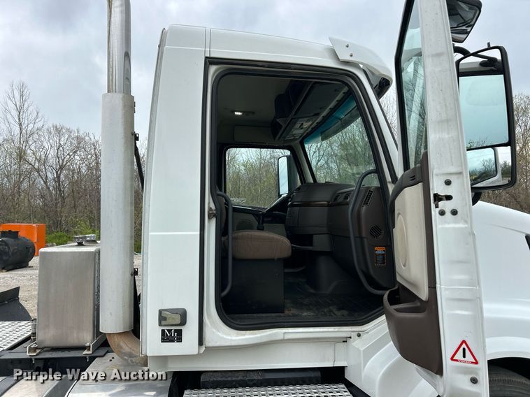 image for item EK2862 2015 Volvo VNL semi truck