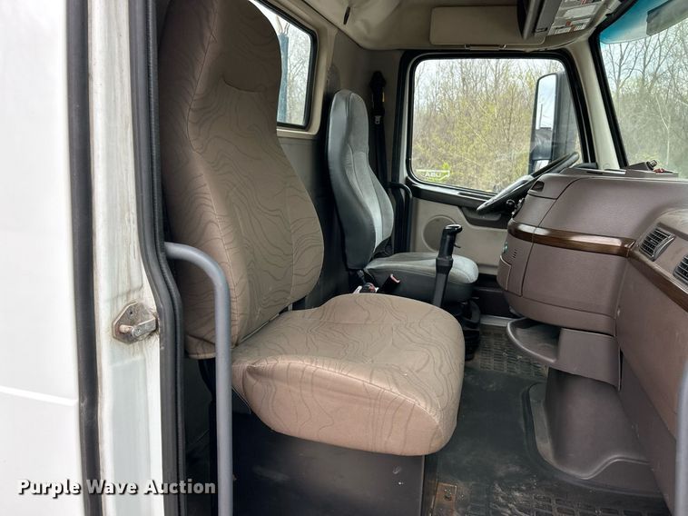 image for item EK2862 2015 Volvo VNL semi truck