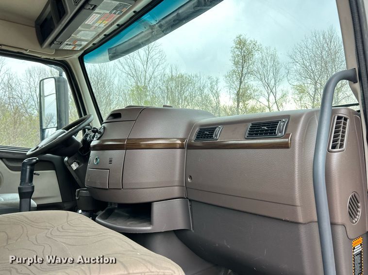 image for item EK2862 2015 Volvo VNL semi truck