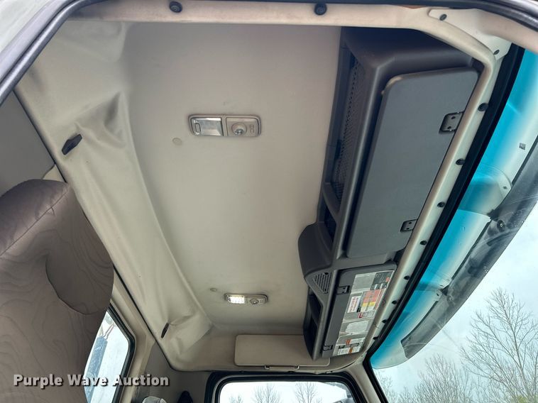 image for item EK2862 2015 Volvo VNL semi truck