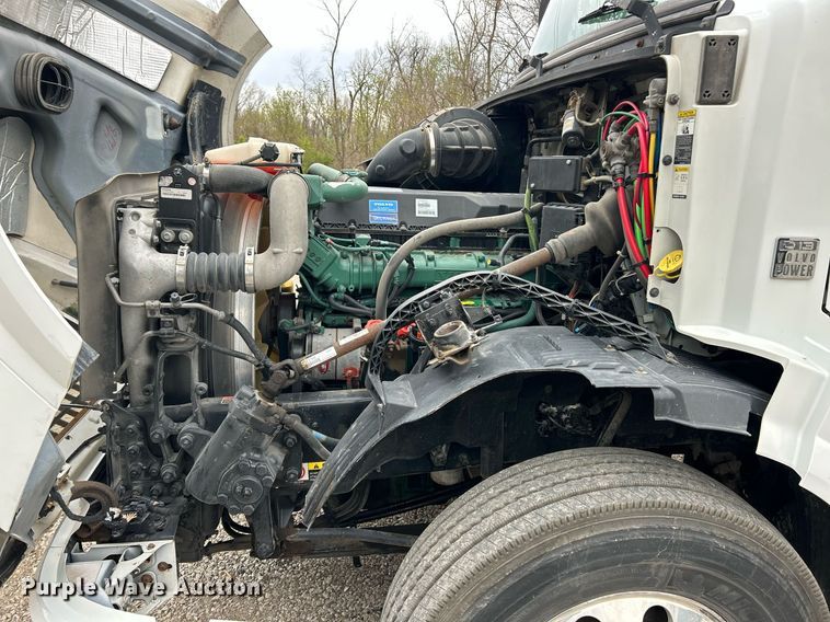 image for item EK2862 2015 Volvo VNL semi truck