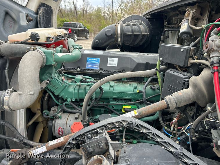 image for item EK2862 2015 Volvo VNL semi truck